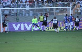 Imagens do gol de Rafael Carioca, do Atltico, aos 13 minutos do primeiro tempo