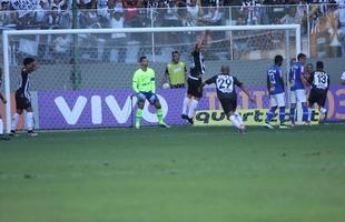 Imagens do gol de Rafael Carioca, do Atltico, aos 13 minutos do primeiro tempo