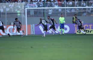 Imagens do gol de Rafael Carioca, do Atltico, aos 13 minutos do primeiro tempo
