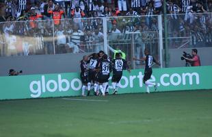 Imagens do gol de Rafael Carioca, do Atltico, aos 13 minutos do primeiro tempo