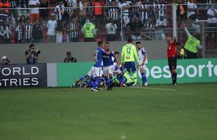Depois de grande jogada de Arrascaeta, Riascos vira para o Cruzeiro no segundo tempo: 2 a 1