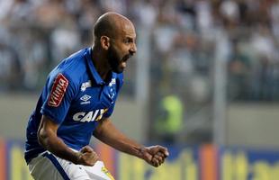 Bruno Rodrigo, de cabea, marcou o gol da vitria do Cruzeiro depois de falta cobrada por Arrascaeta: 3 a 2