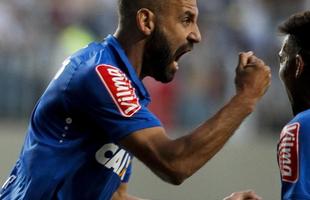 Bruno Rodrigo, de cabea, marcou o gol da vitria do Cruzeiro depois de falta cobrada por Arrascaeta: 3 a 2