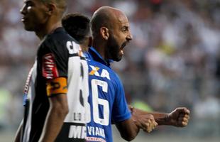 Bruno Rodrigo, de cabea, marcou o gol da vitria do Cruzeiro depois de falta cobrada por Arrascaeta: 3 a 2