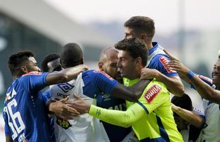 Bruno Rodrigo, de cabea, marcou o gol da vitria do Cruzeiro depois de falta cobrada por Arrascaeta: 3 a 2