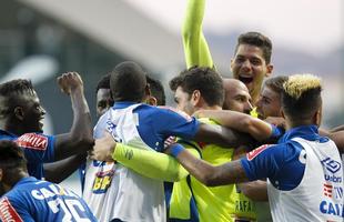 Bruno Rodrigo, de cabea, marcou o gol da vitria do Cruzeiro depois de falta cobrada por Arrascaeta: 3 a 2