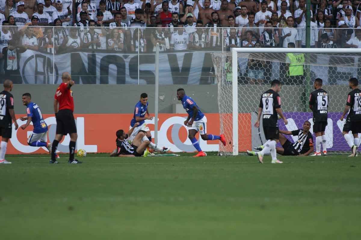 Depois de grande jogada de Arrascaeta, Riascos marcou o gol da virada do Cruzeiro: 2 a 1