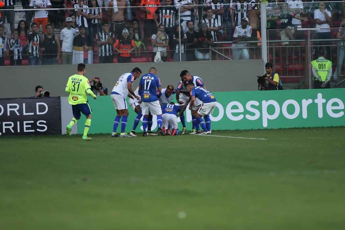 Depois de grande jogada de Arrascaeta, Riascos marcou o gol da virada do Cruzeiro: 2 a 1