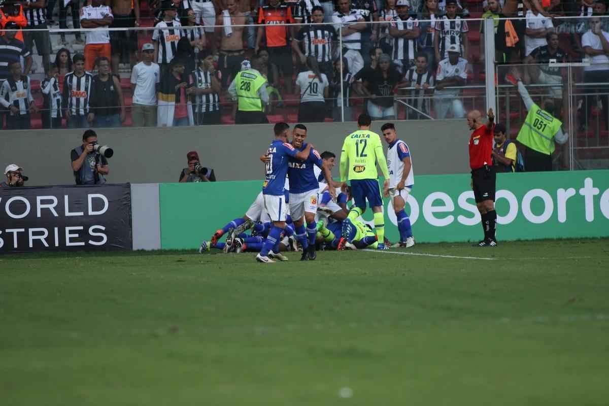 Depois de grande jogada de Arrascaeta, Riascos marcou o gol da virada do Cruzeiro: 2 a 1