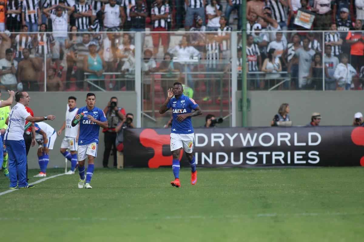 Depois de grande jogada de Arrascaeta, Riascos marcou o gol da virada do Cruzeiro: 2 a 1