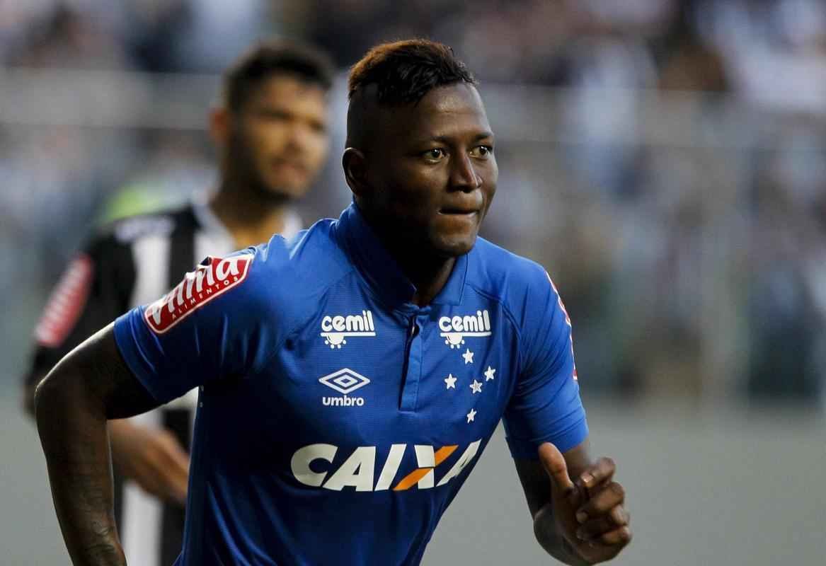 Depois de grande jogada de Arrascaeta, Riascos marcou o gol da virada do Cruzeiro: 2 a 1