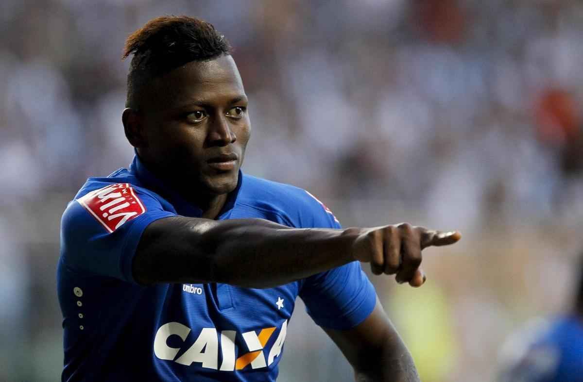 Depois de grande jogada de Arrascaeta, Riascos marcou o gol da virada do Cruzeiro: 2 a 1