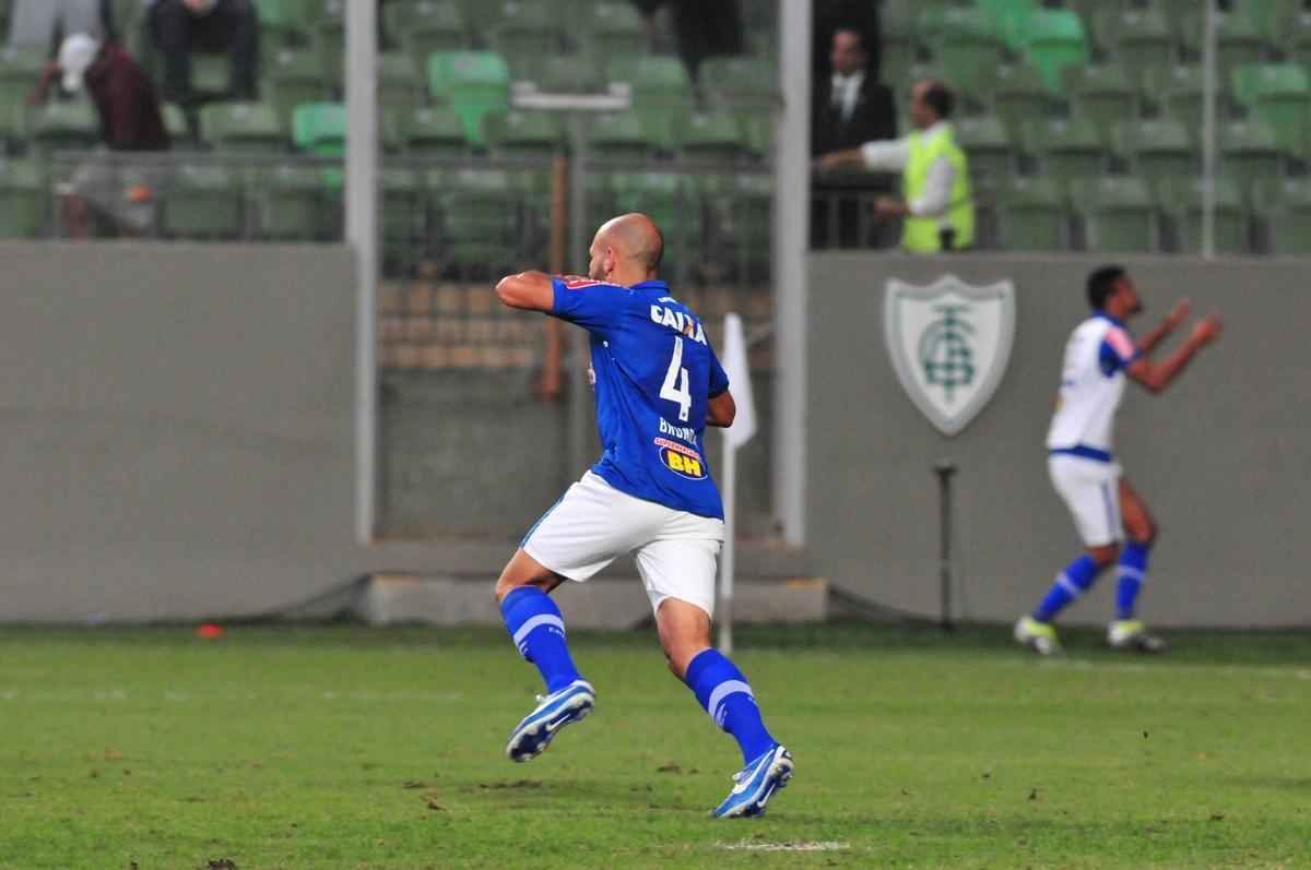 Zagueiro Bruno Rodrigo comemora gol da vitria sobre o Atltico no Horto