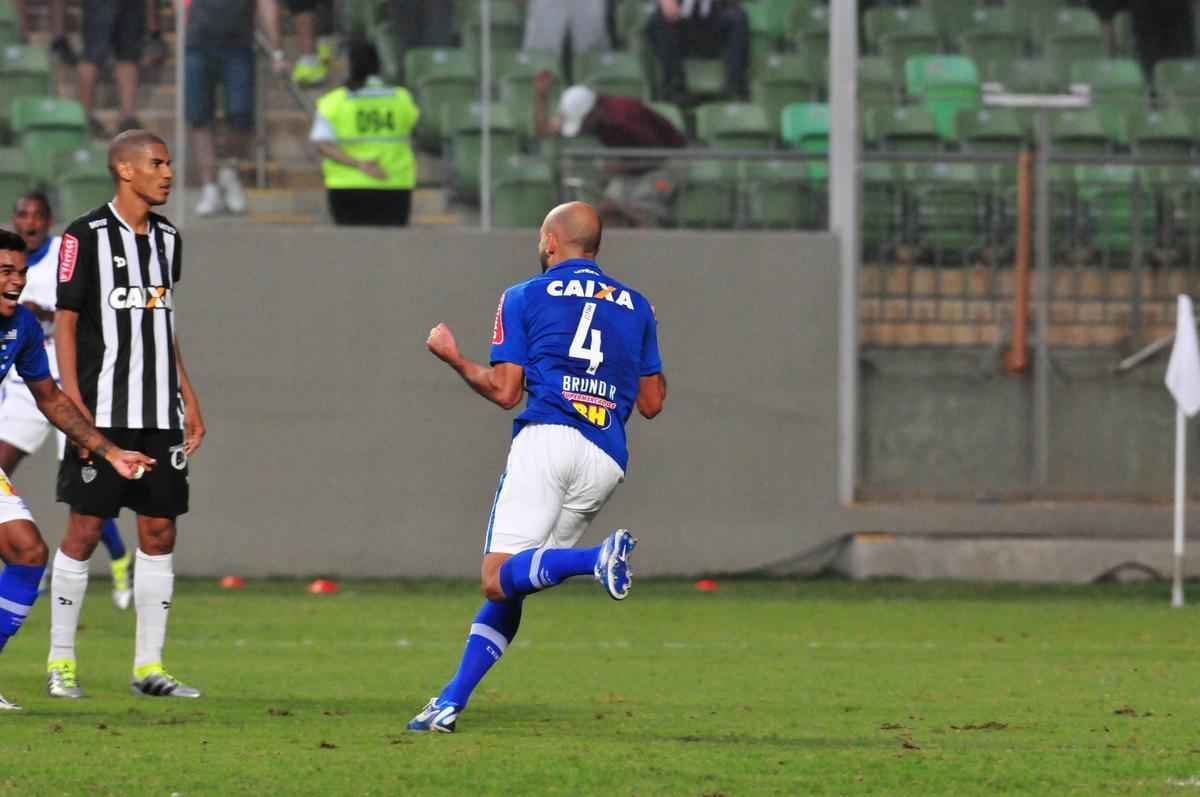 Zagueiro Bruno Rodrigo comemora gol da vitria sobre o Atltico no Horto