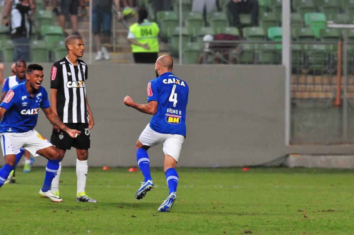 Zagueiro Bruno Rodrigo comemora gol da vitria sobre o Atltico no Horto