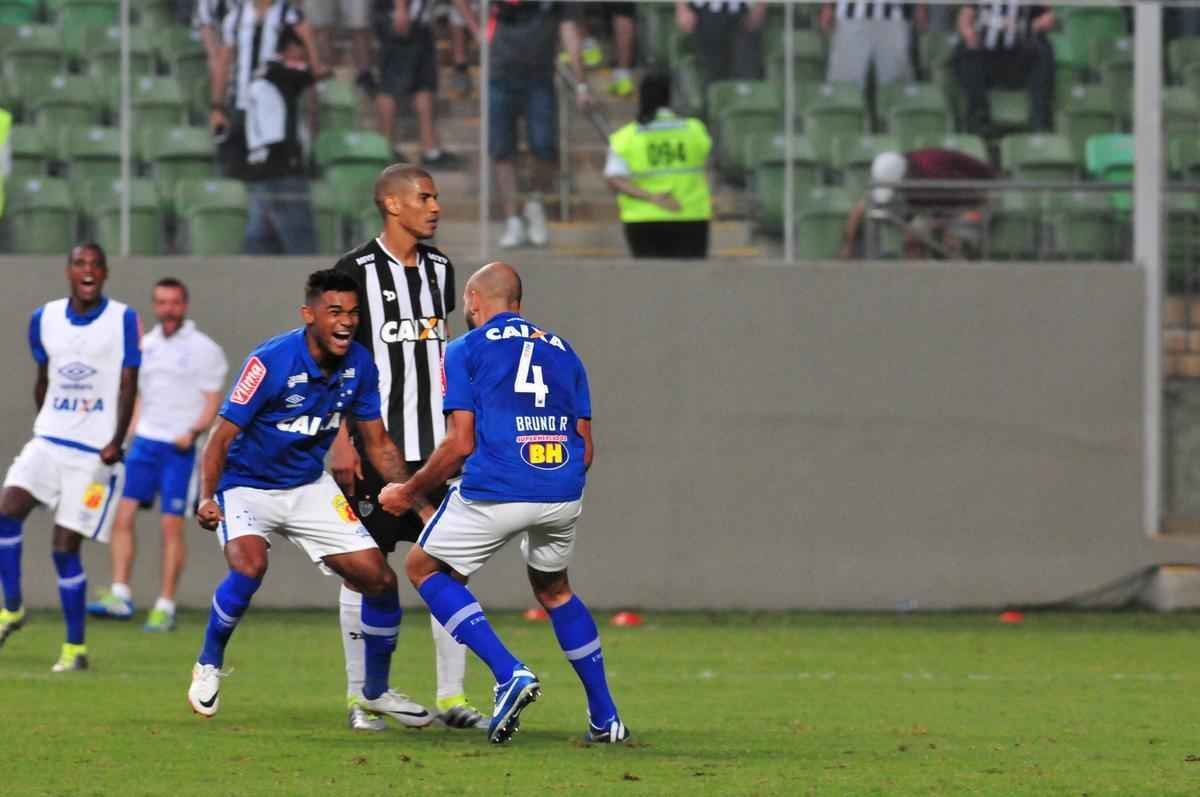 Zagueiro Bruno Rodrigo comemora gol da vitria sobre o Atltico no Horto
