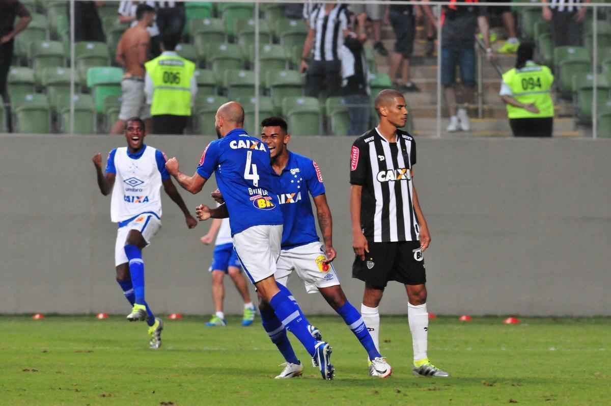 Zagueiro Bruno Rodrigo comemora gol da vitria sobre o Atltico no Horto