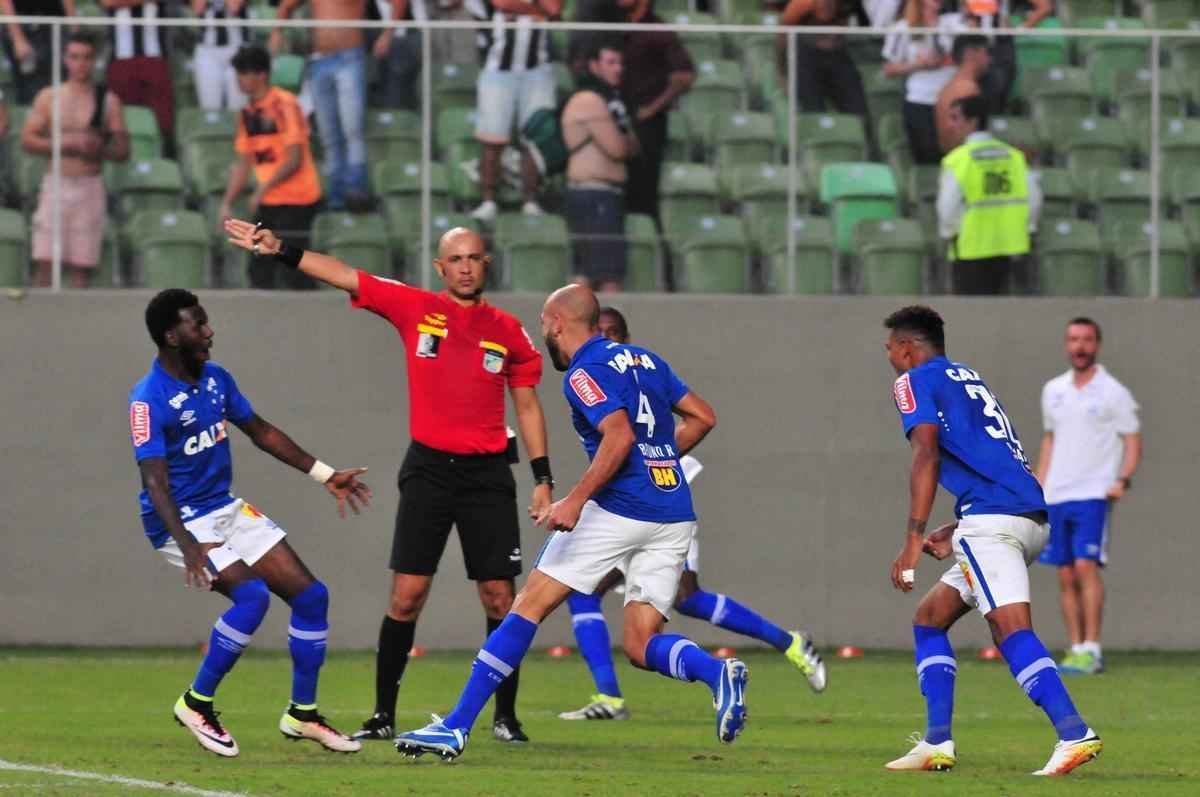 Zagueiro Bruno Rodrigo comemora gol da vitria sobre o Atltico no Horto