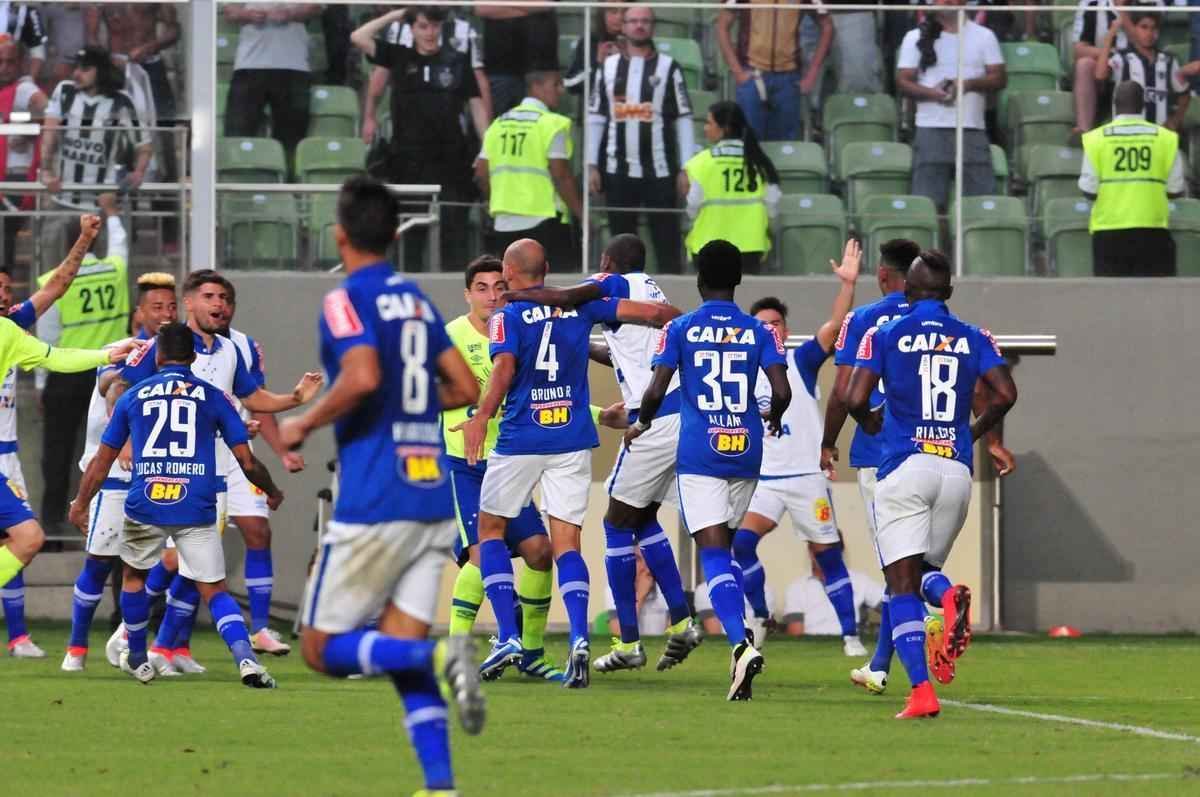 Zagueiro Bruno Rodrigo comemora gol da vitria sobre o Atltico no Horto