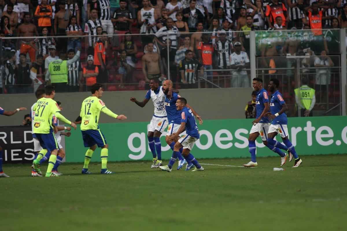 Zagueiro Bruno Rodrigo comemora gol da vitria sobre o Atltico no Horto