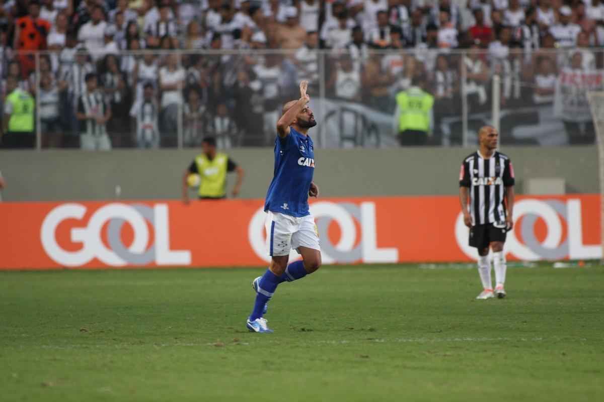 Zagueiro Bruno Rodrigo comemora gol da vitria sobre o Atltico no Horto