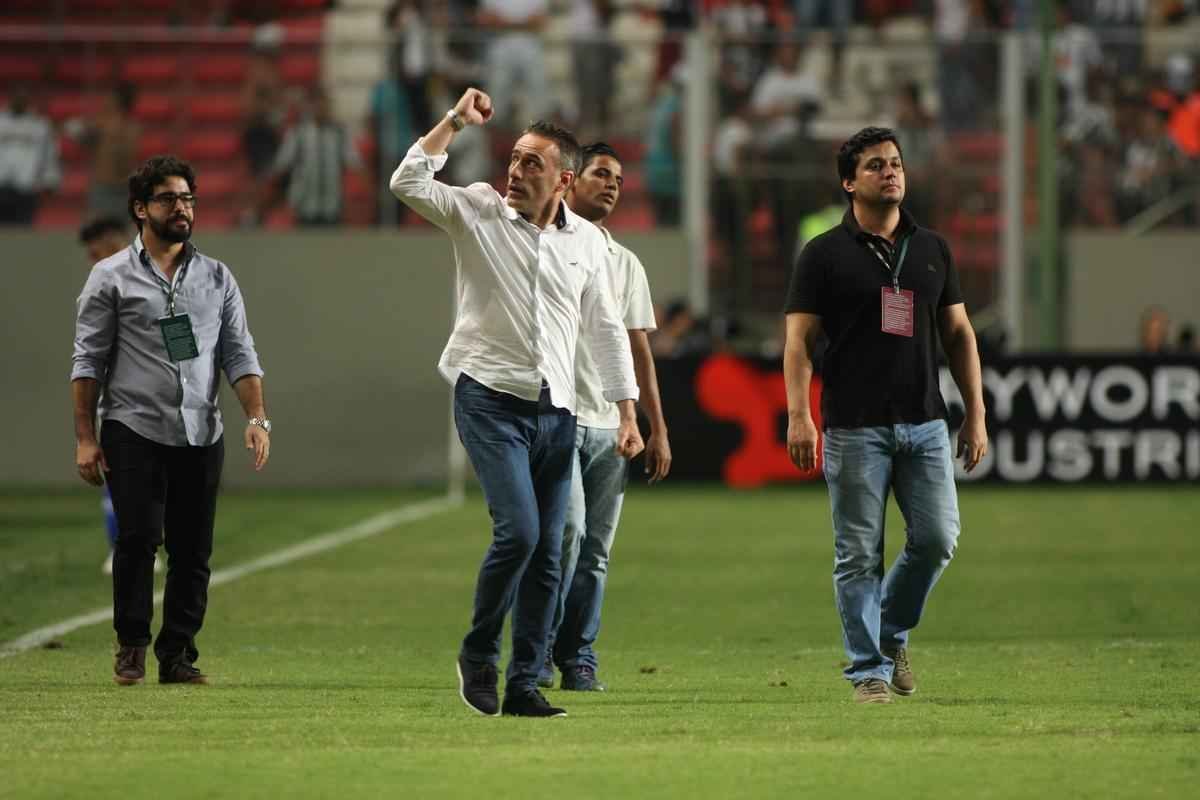 Zagueiro Bruno Rodrigo comemora gol da vitria sobre o Atltico no Horto