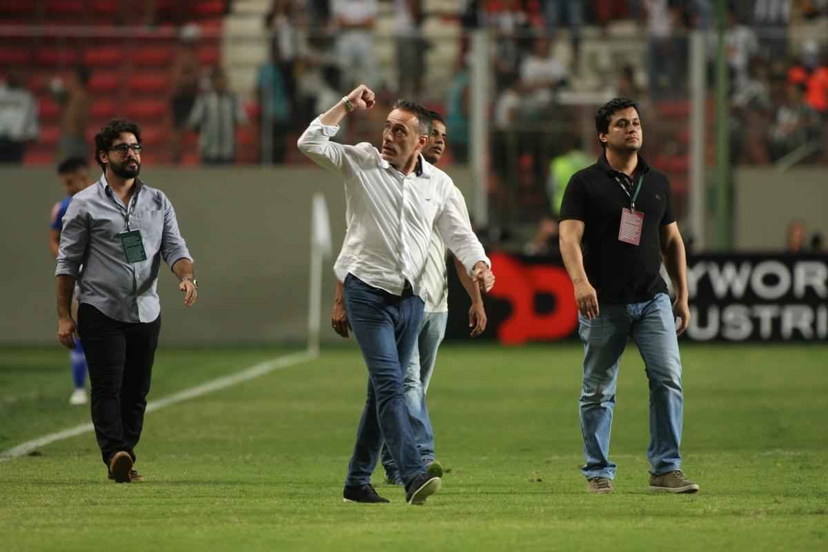Zagueiro Bruno Rodrigo comemora gol da vitria sobre o Atltico no Horto