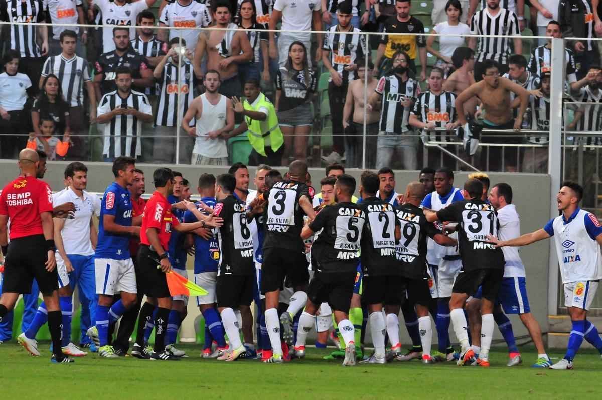 Primeira confuso foi causada por falta em Arrascaeta diante do banco de reservas do Cruzeiro