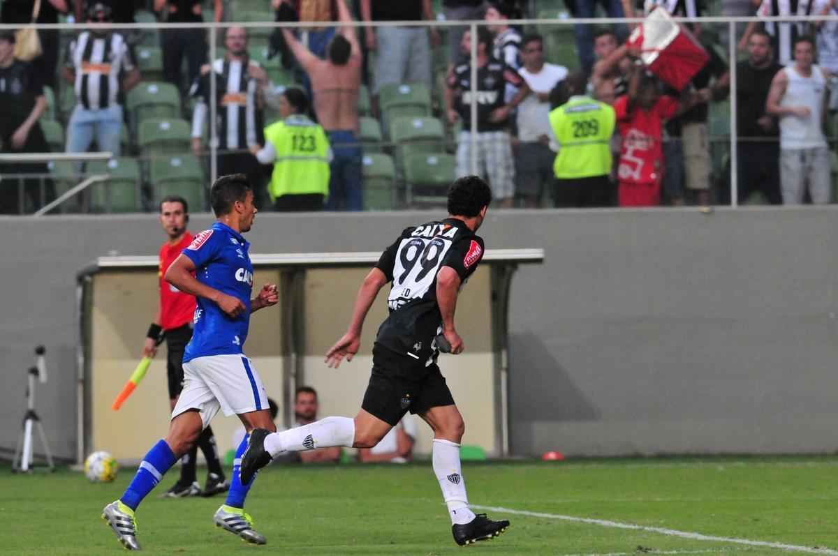 Instantes depois, Fred tenta esconder chinelo atirado pela torcida do Atltico e se desentende com Henrique