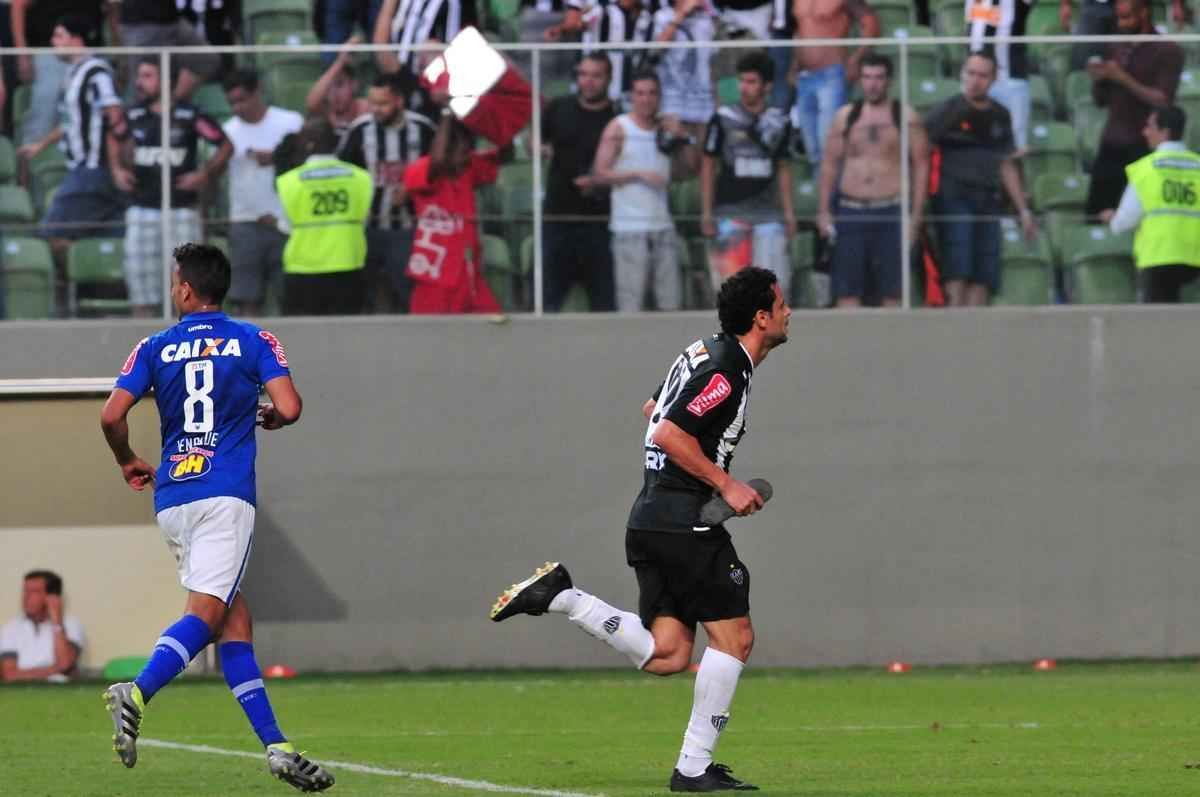 Instantes depois, Fred tenta esconder chinelo atirado pela torcida do Atltico e se desentende com Henrique