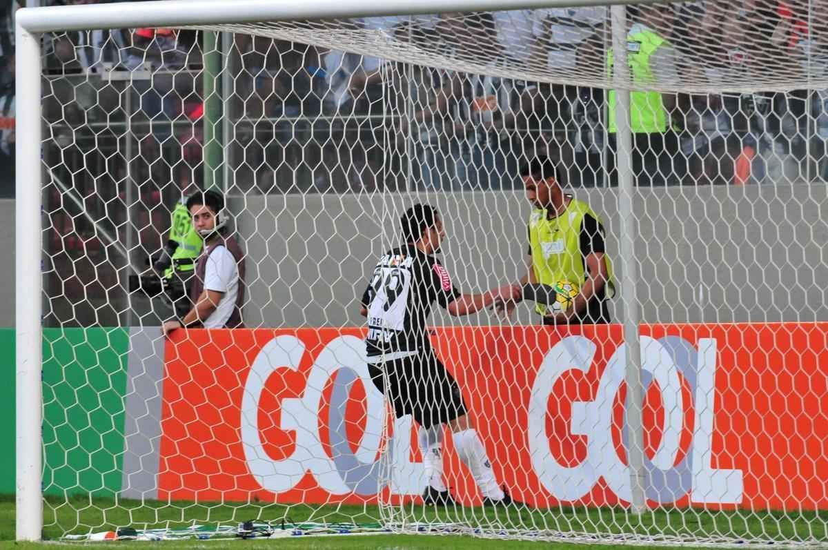 Instantes depois, Fred tenta esconder chinelo atirado pela torcida do Atltico e se desentende com Henrique