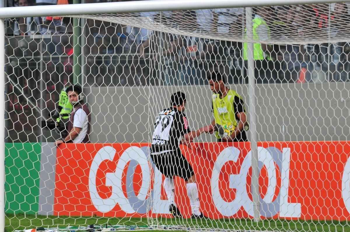 Instantes depois, Fred tenta esconder chinelo atirado pela torcida do Atltico e se desentende com Henrique