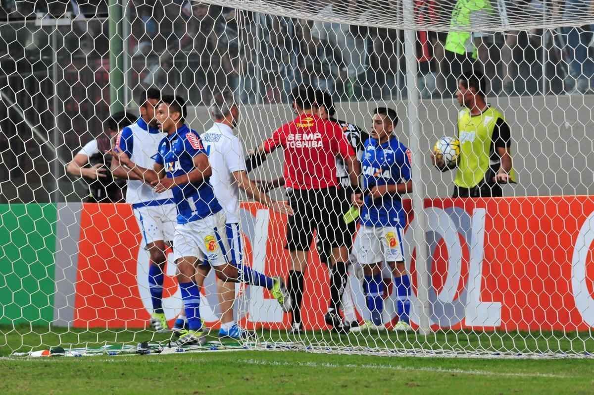 Instantes depois, Fred tenta esconder chinelo atirado pela torcida do Atltico e se desentende com Henrique