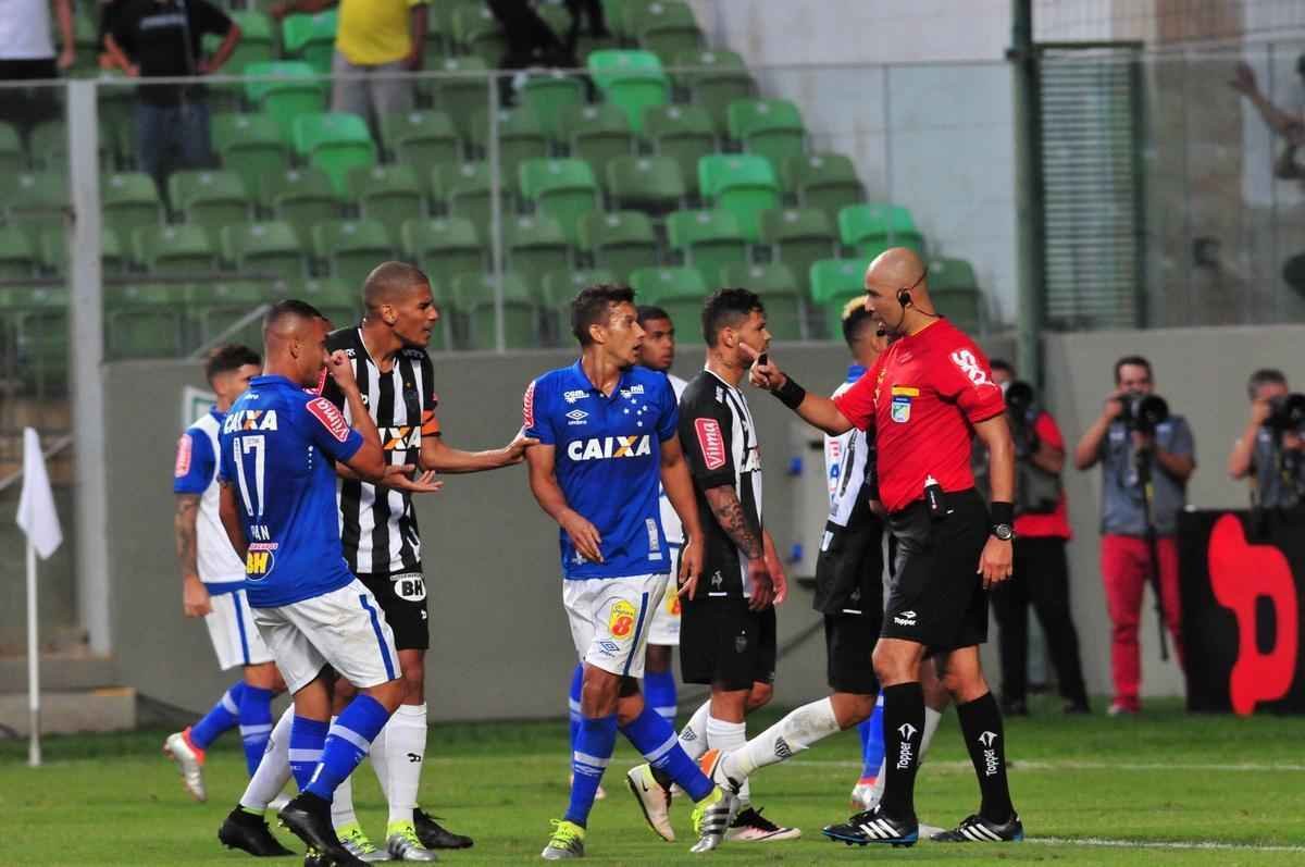 Instantes depois, Fred tenta esconder chinelo atirado pela torcida do Atltico e se desentende com Henrique