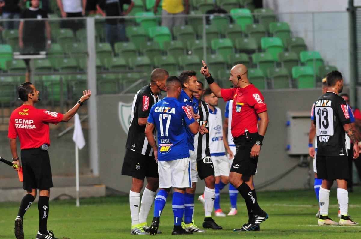 Instantes depois, Fred tenta esconder chinelo atirado pela torcida do Atltico e se desentende com Henrique