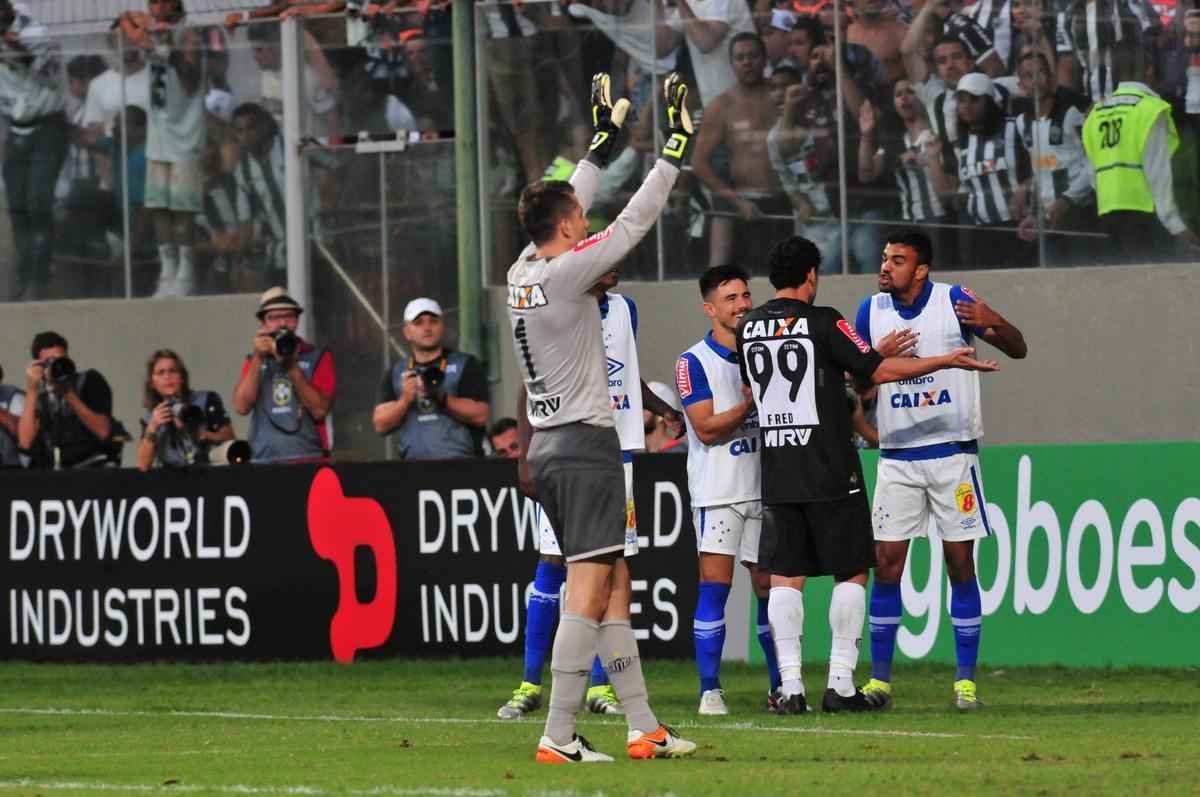 Instantes depois, Fred tenta esconder chinelo atirado pela torcida do Atltico e se desentende com Henrique