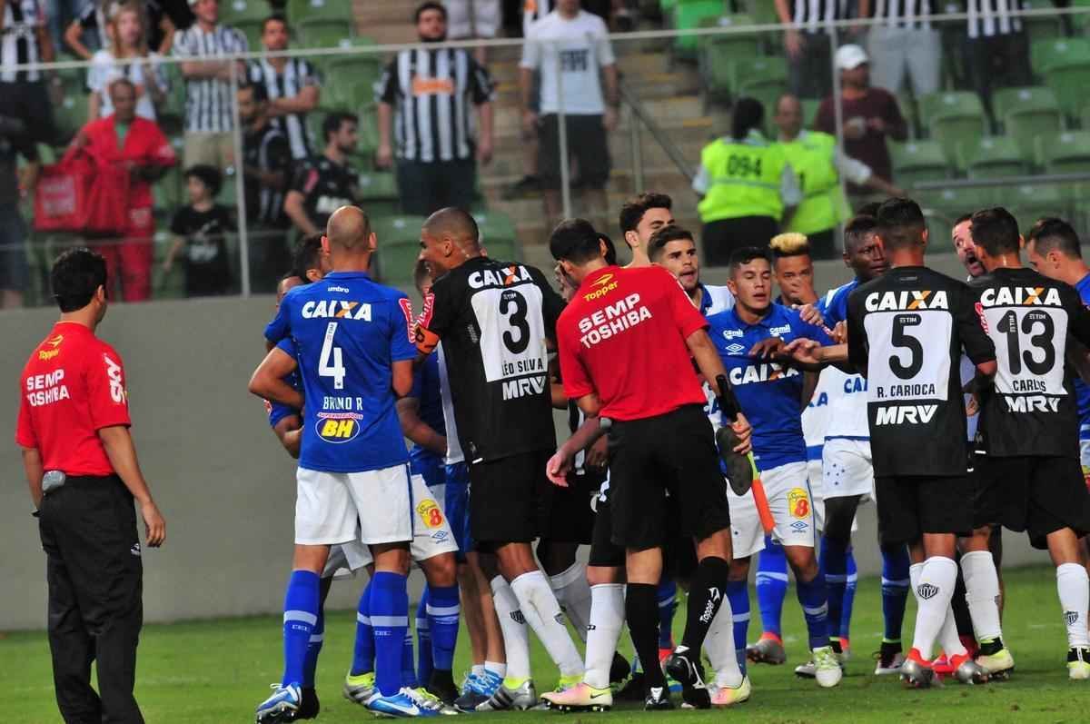Instantes depois, Fred tenta esconder chinelo atirado pela torcida do Atltico e se desentende com Henrique