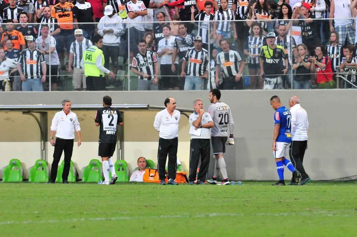 Instantes depois, Fred tenta esconder chinelo atirado pela torcida do Atltico e se desentende com Henrique