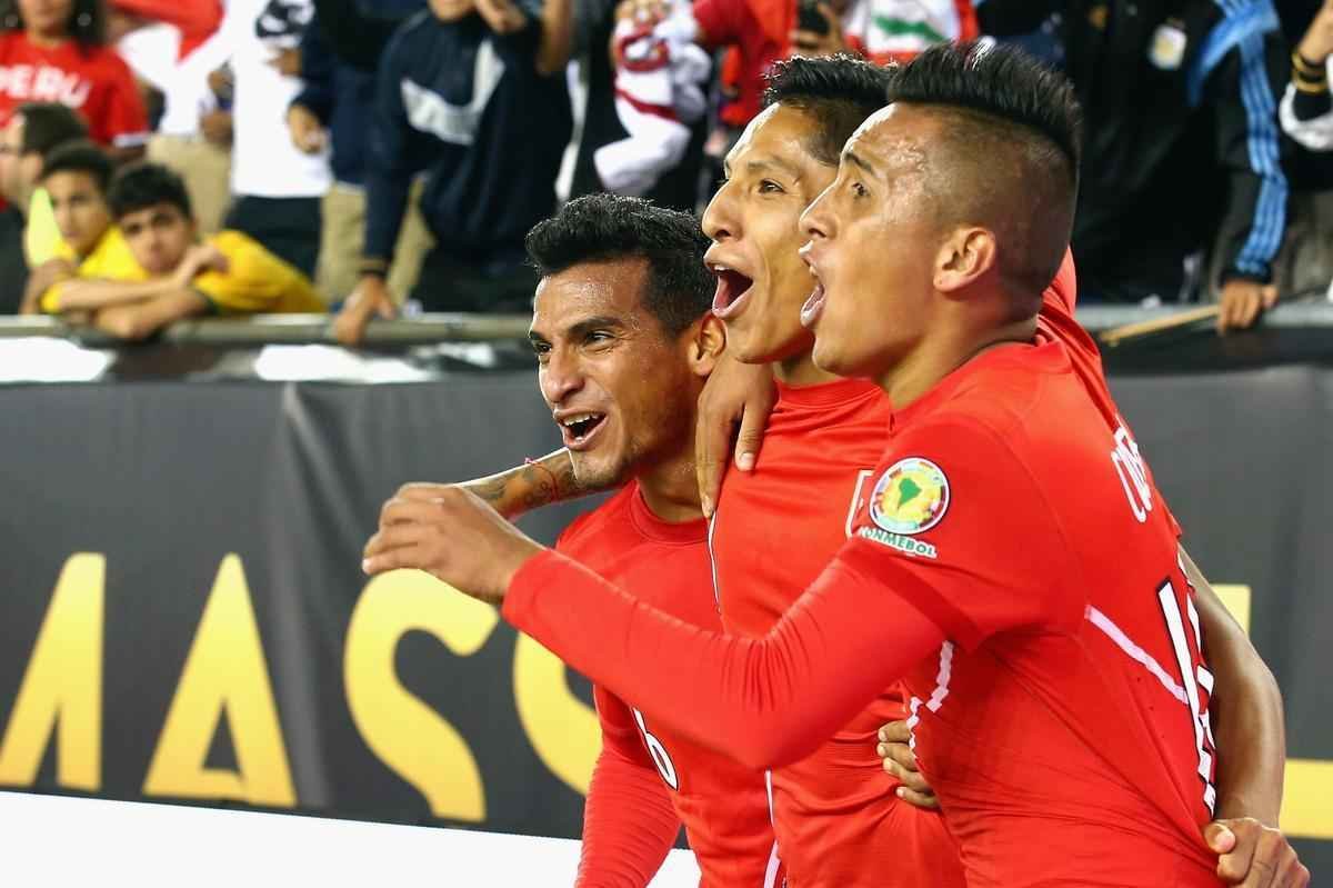 Ral Ruidaz marca gol de mo, rbitro no v, confirma tento e Brasil d adeus  Copa Amrica