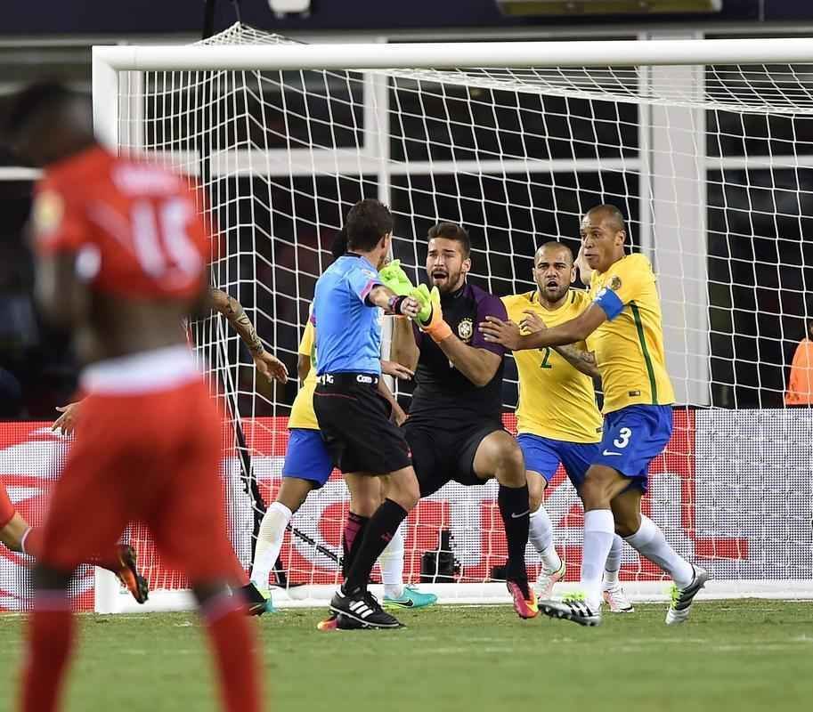 Ral Ruidaz marca gol de mo, rbitro no v, confirma tento e Brasil d adeus  Copa Amrica