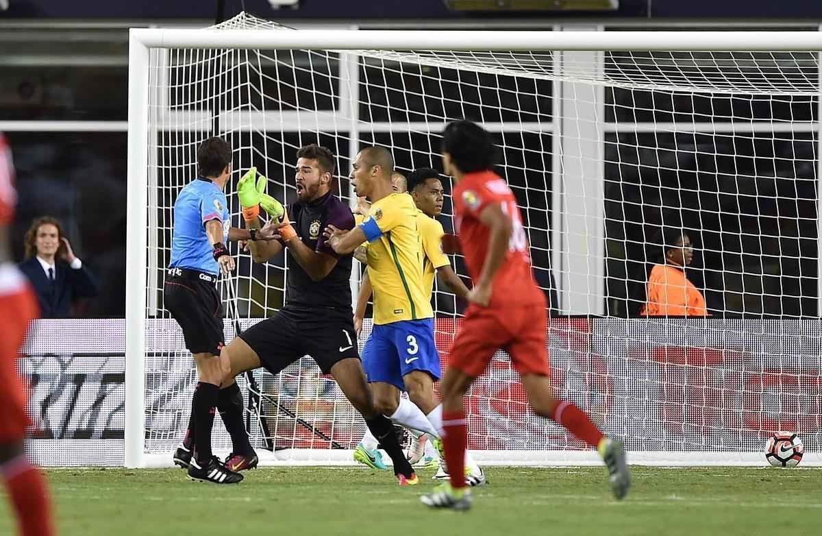 Ral Ruidaz marca gol de mo, rbitro no v, confirma tento e Brasil d adeus  Copa Amrica