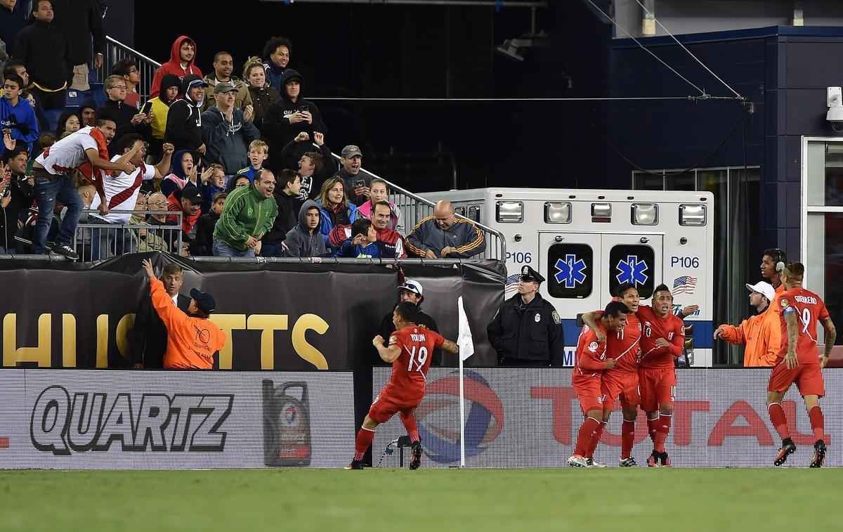 Ral Ruidaz marca gol de mo, rbitro no v, confirma tento e Brasil d adeus  Copa Amrica