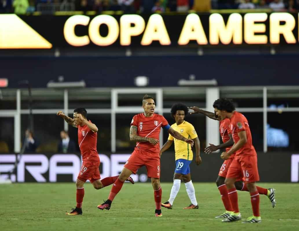 Ral Ruidaz marca gol de mo, rbitro no v, confirma tento e Brasil d adeus  Copa Amrica