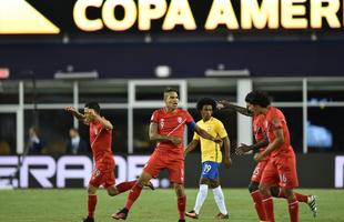 Ral Ruidaz marca gol de mo, rbitro no v, confirma tento e Brasil d adeus  Copa Amrica