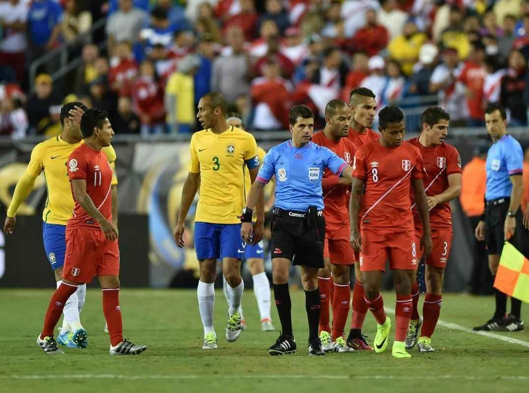 Ral Ruidaz marca gol de mo, rbitro no v, confirma tento e Brasil d adeus  Copa Amrica