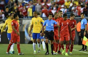 Ral Ruidaz marca gol de mo, rbitro no v, confirma tento e Brasil d adeus  Copa Amrica