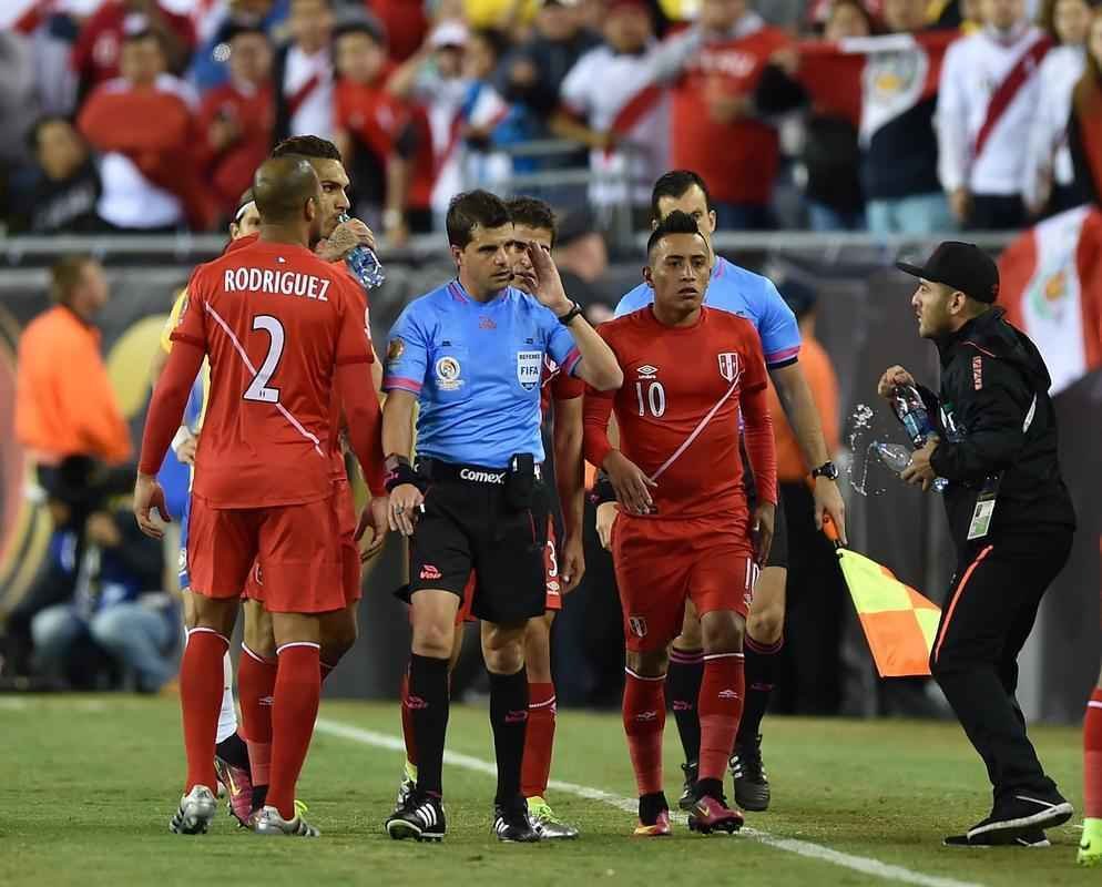 Ral Ruidaz marca gol de mo, rbitro no v, confirma tento e Brasil d adeus  Copa Amrica