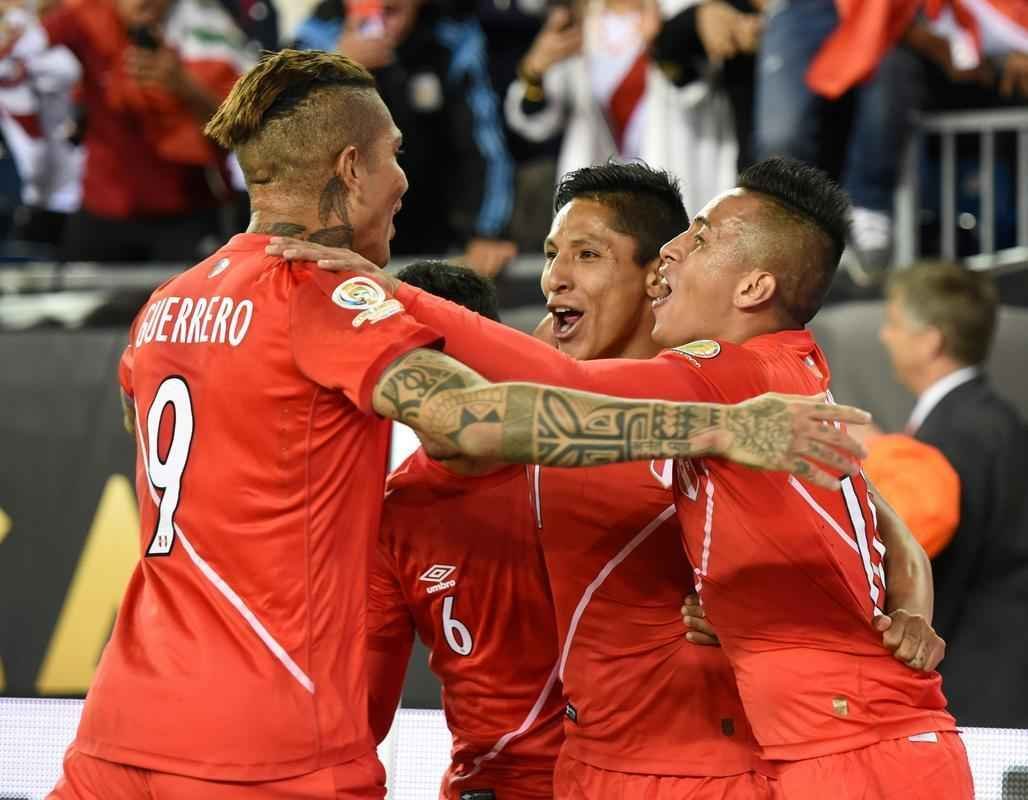 Ral Ruidaz marcou o gol de mo que deu a vitria ao Peru sobre a Seleo Brasileira