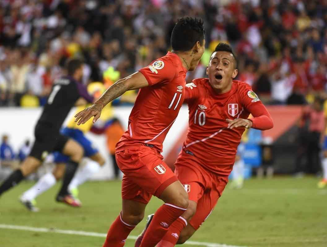 Ral Ruidaz marcou o gol de mo que deu a vitria ao Peru sobre a Seleo Brasileira