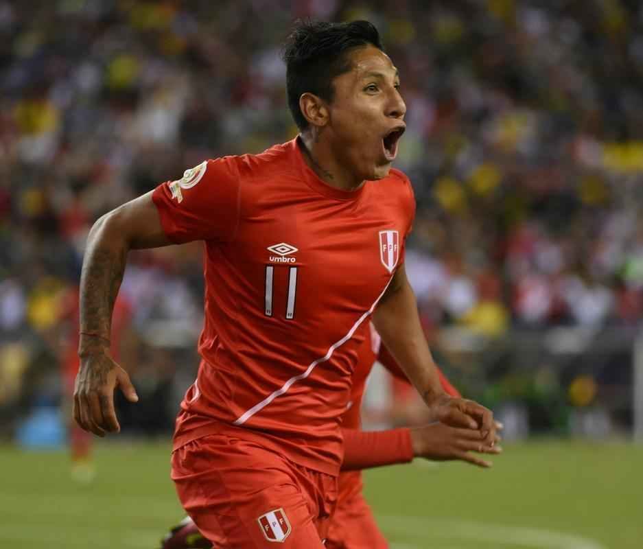 Ral Ruidaz marcou o gol de mo que deu a vitria ao Peru sobre a Seleo Brasileira